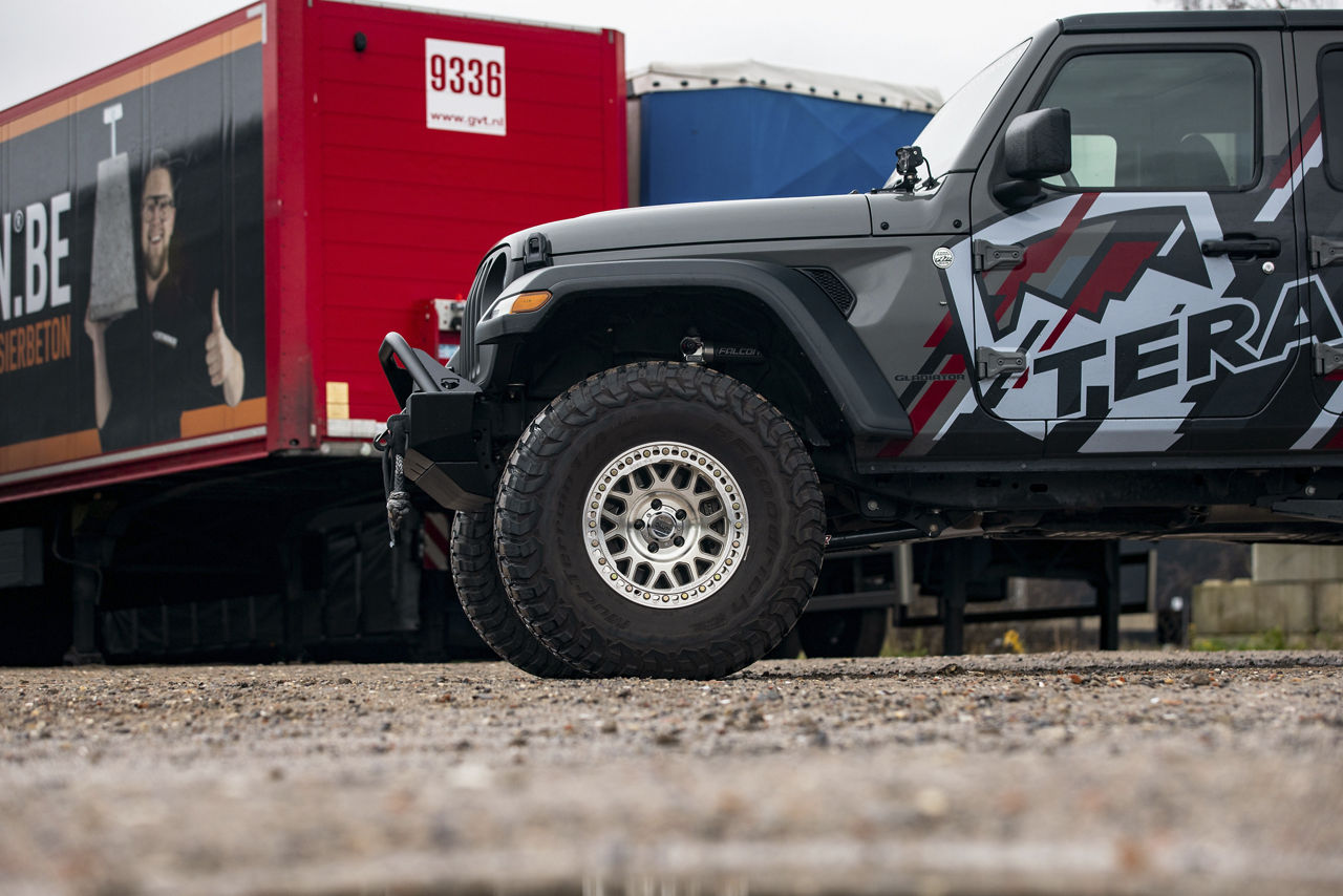 2024 Jeep Gladiator - KMC GRENADE CRAWL BEADLOCK - Machined | KMC